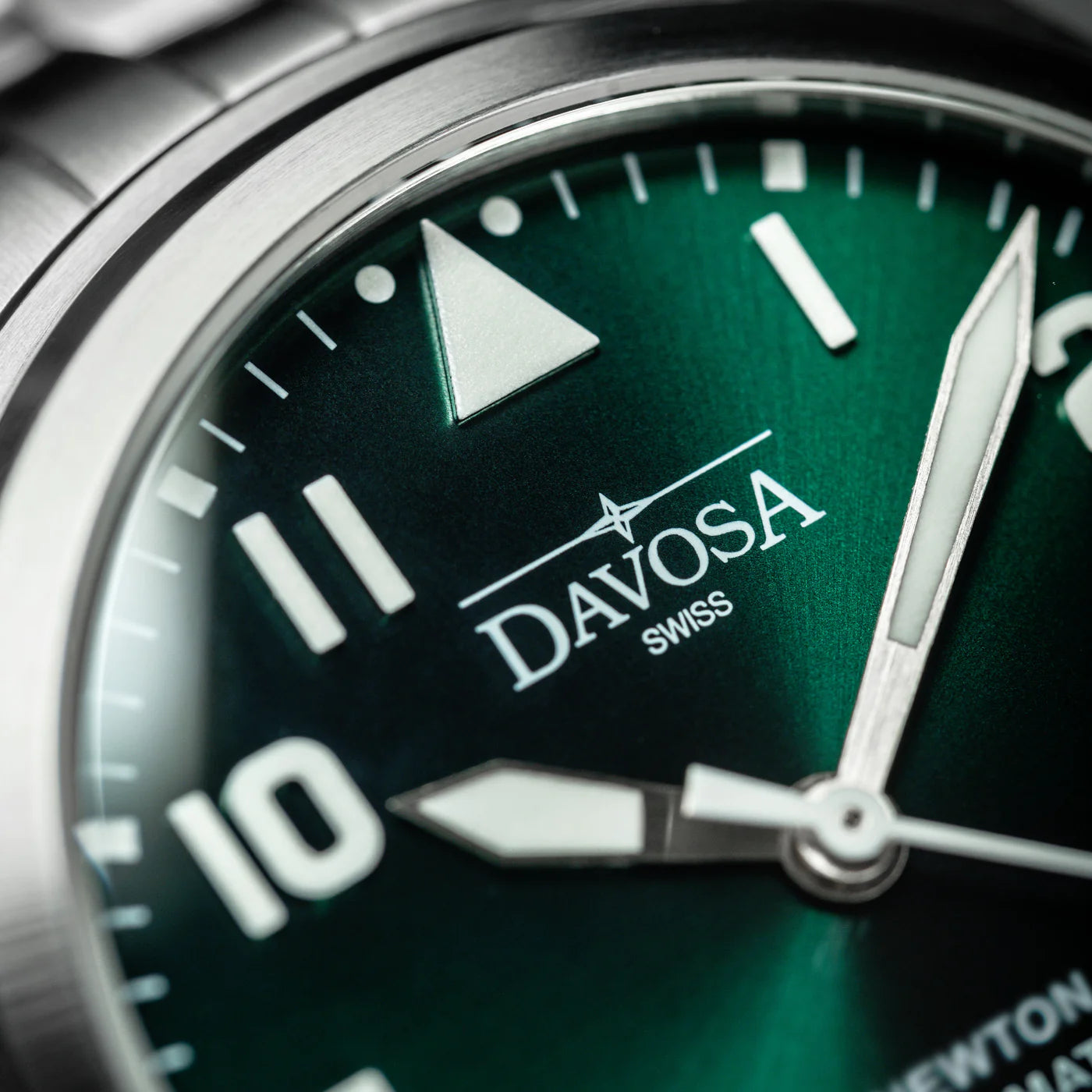 Newton Automatic 40mm Green Pilot Watch 16153070 Pilot Davosa USA Official Distributor. Prices are Final. Tax & duties included.
