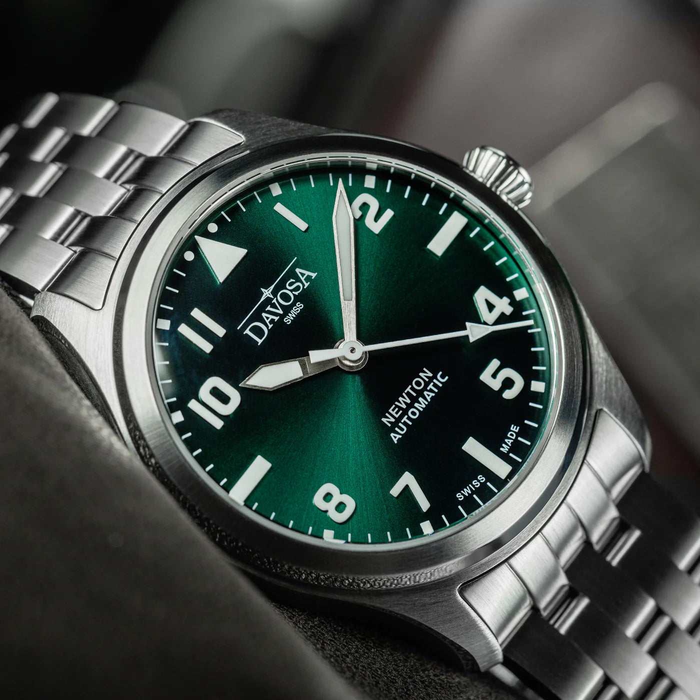 Newton Automatic 40mm Green Pilot Watch 16153070 Pilot Davosa USA Official Distributor. Prices are Final. Tax & duties included.