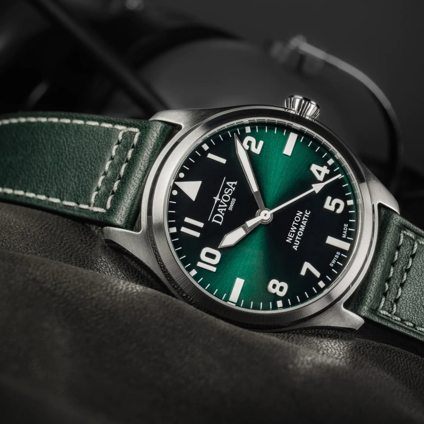 Newton Automatic 40mm Green Green Pilot Watch 16153075 Pilot Davosa USA Official Distributor. Prices are Final. Tax & duties included.