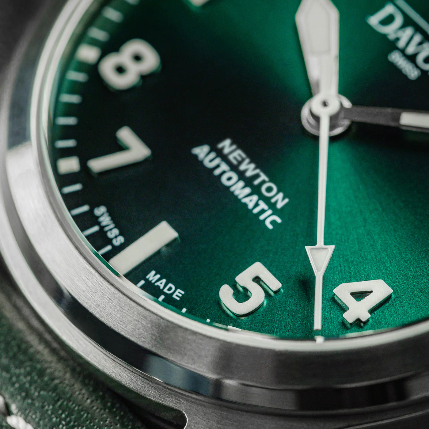 Newton Automatic 40mm Green Green Pilot Watch 16153075 Pilot Davosa USA Official Distributor. Prices are Final. Tax & duties included.