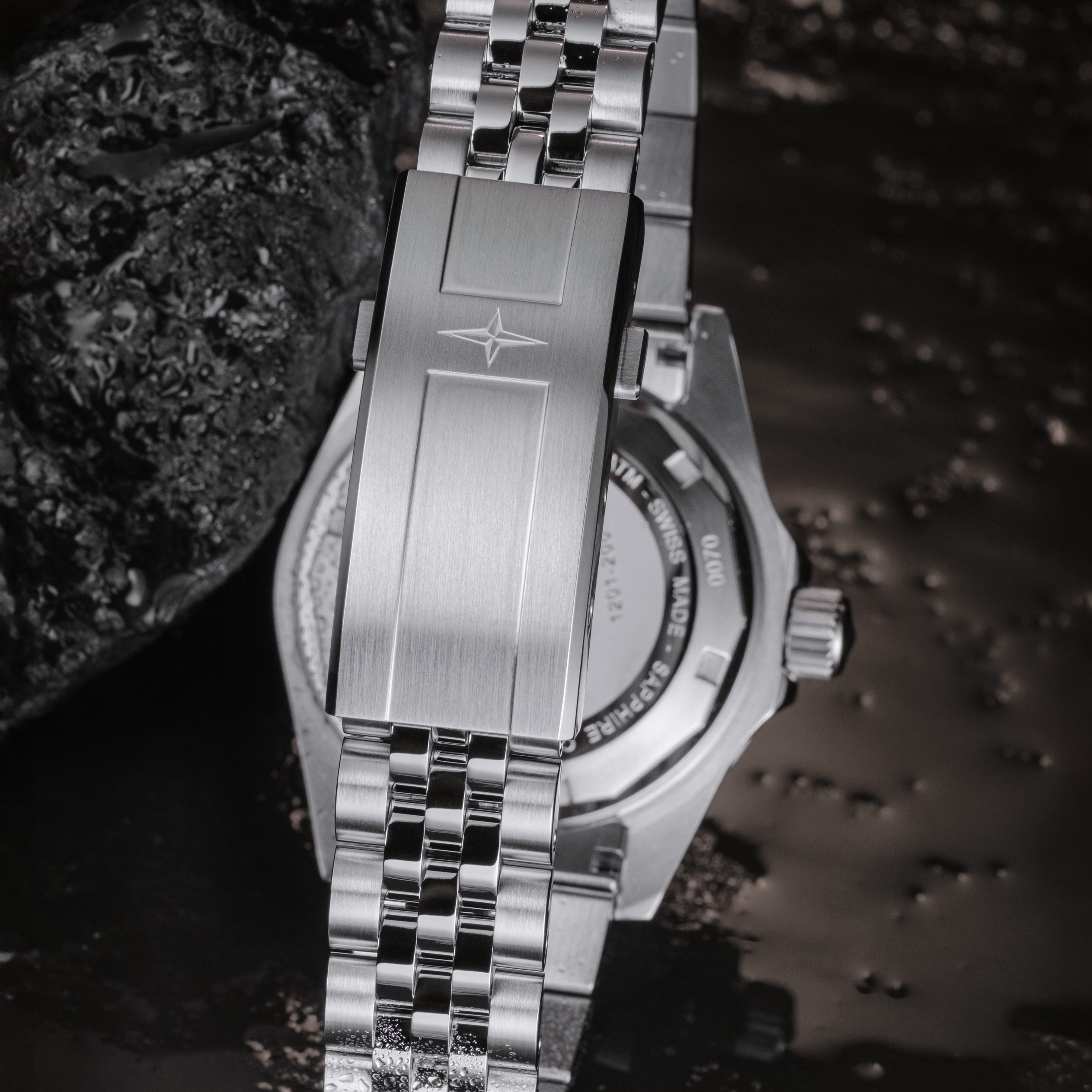 Ternos Diver Automatic 200m Swiss-Made Blue and Black Unisex Diver Watch 161.552.04 With Loupe and Pentalink bracelet Diver Davosa USA Official Distributor. Prices are Final. Tax & duties included.