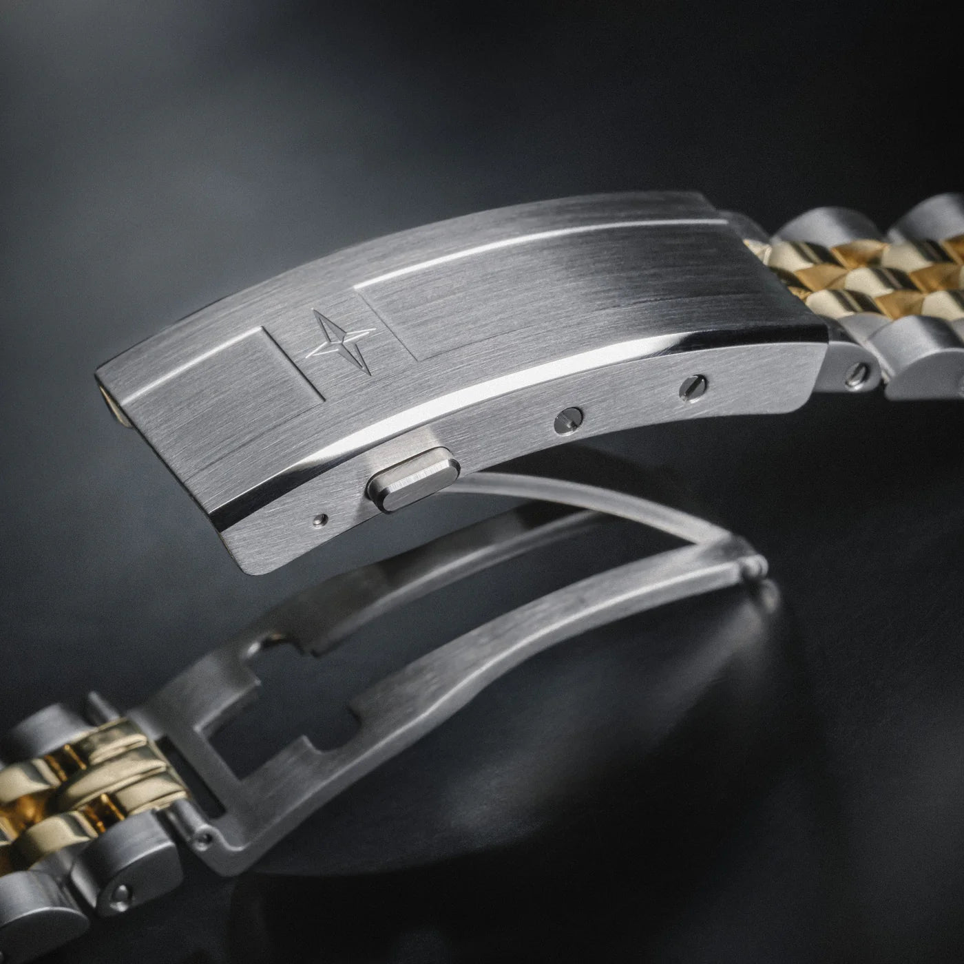 Ternos Diver Automatic Two-Tone 200m Swiss-Made Gold and Black Unisex Diver Watch 161.553.05 With Loupe and Pentalink Bracelet Diver Davosa USA Official Distributor. Prices are Final. Tax & duties included.