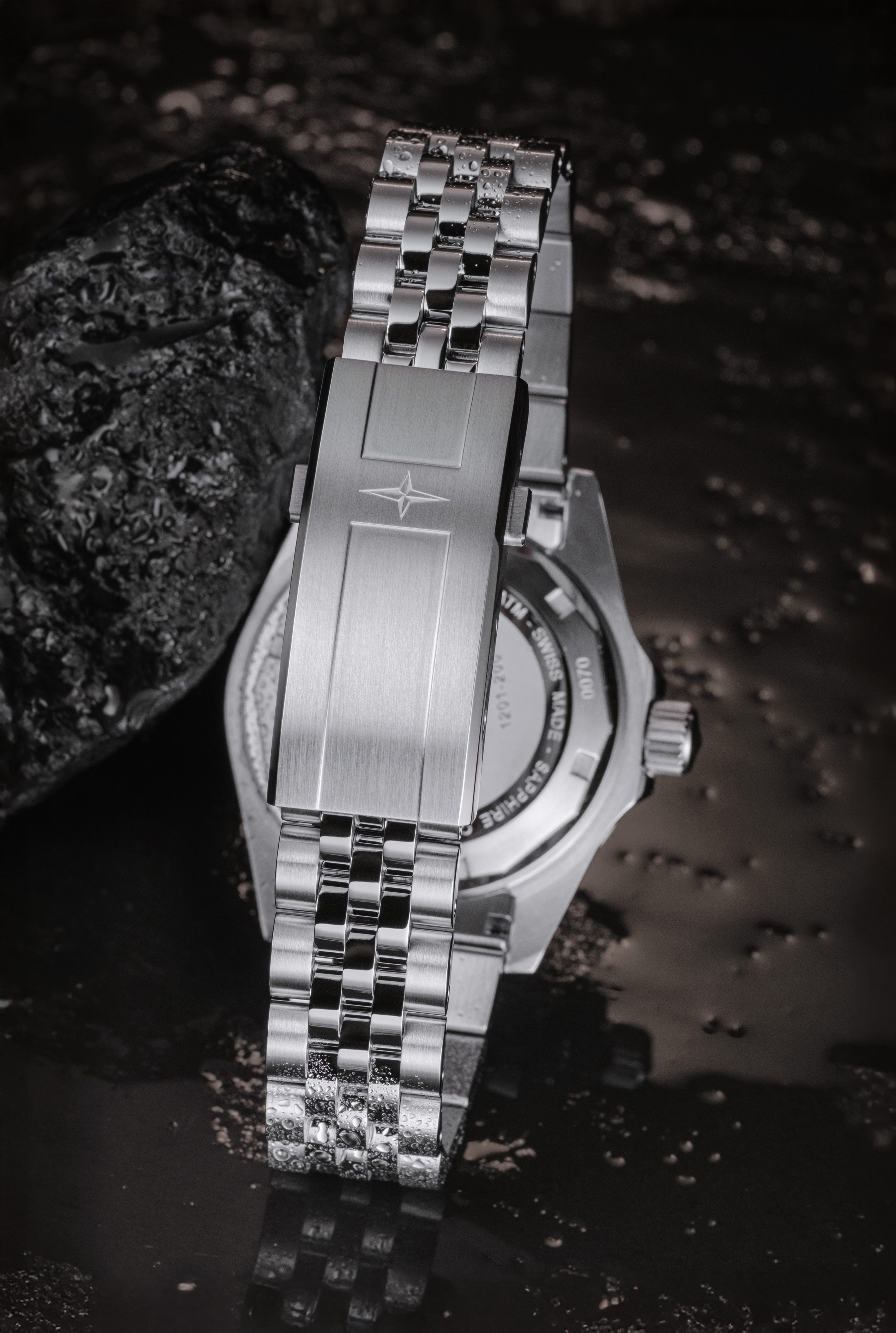 Ternos Ceramic Automatic 200m Swiss-Made Black Unisex Diver Watch 161.550.05 No Loupe with Pentalink Bracelet Diver Davosa USA Official Distributor. Prices are Final. Tax & duties included.