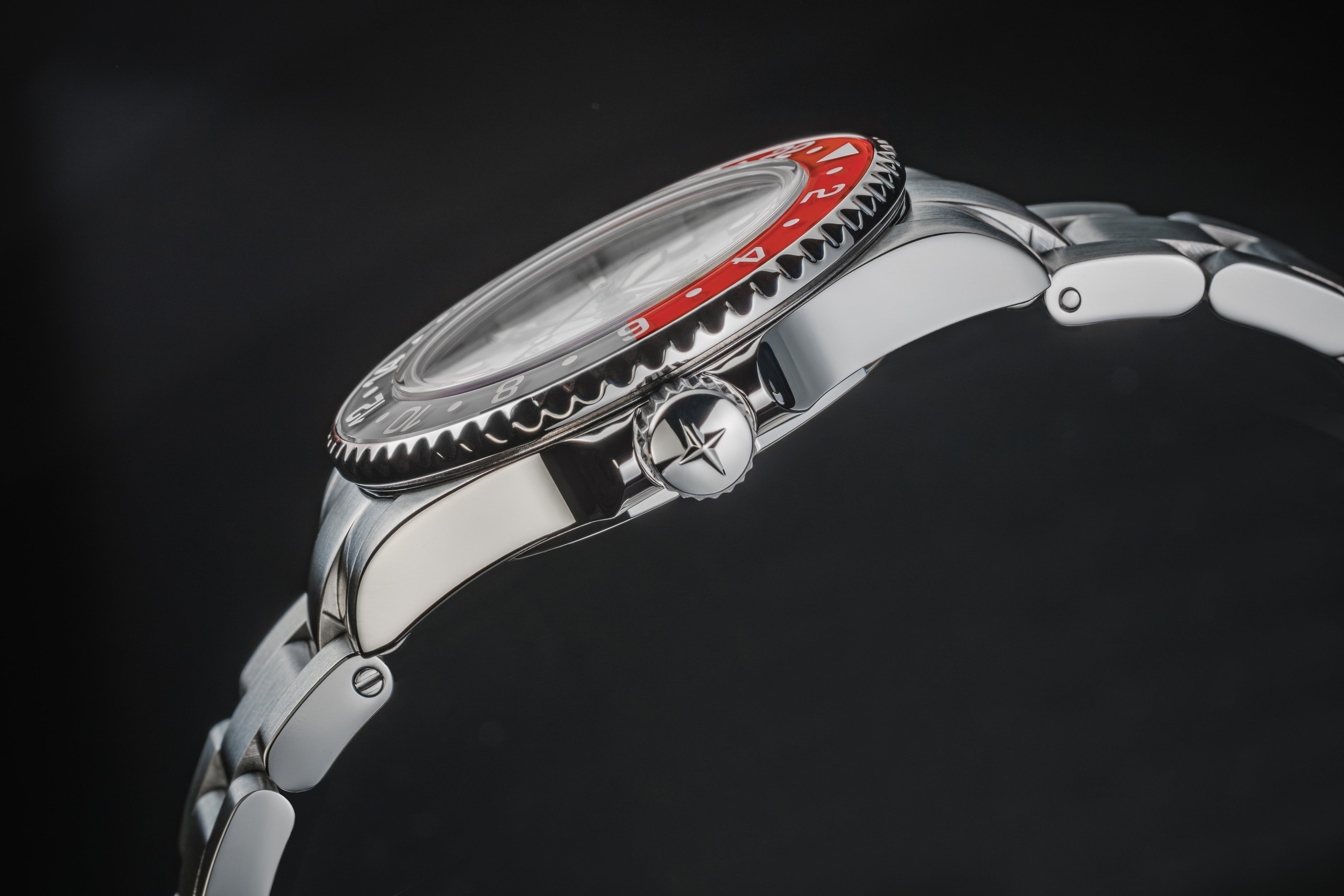 Ternos GMT Lucent Automatic 200m GMT Grey Grey-Red TriaLink Watch 161.592.50 GMT Davosa USA Official Distributor. Prices are Final. Tax & duties included.