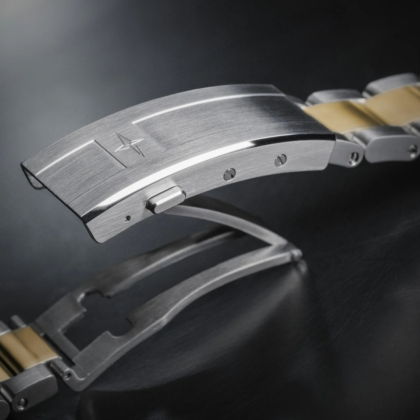 Ternos Diver Automatic Two-Tone 200m Swiss-Made Gold and Black Unisex Diver Watch 161.553.50 With Loupe Diver Davosa USA Official Distributor. Prices are Final. Tax & duties included.